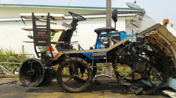 ขาย 59000บาท  รถดำนา   ISEKI    5 เเรง 4x4   ดำได้ 5 แถว   มีถาดเพาะกล้า 900 ถาด