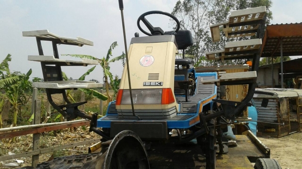 ขาย 59000บาท  รถดำนา   ISEKI    5 เเรง 4x4   ดำได้ 5 แถว   มีถาดเพาะกล้า 900 ถาด