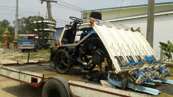 ขาย 59000บาท  รถดำนา   ISEKI    5 เเรง 4x4   ดำได้ 5 แถว   มีถาดเพาะกล้า 900 ถาด