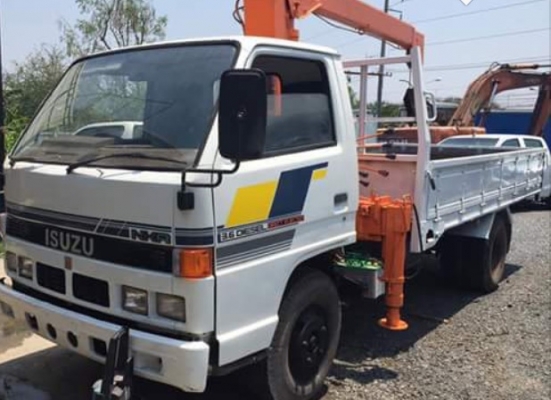 ISUZU NKR 88 HP 4BA1 รถบรรทุกหกล้อ ติดเครน TADANO 3 ตัน 2 ปลอก กระบะเหล็กคาร์โก้ความยาว 4 เมตร สภาพสวยพร้อมใช้งานได้เลยครับ เครื่องยนต์แรงดีไม่มีแตกเยิ้ม หัวเก๋งสวยๆไม่มีผุภายในเก๋งคอนโซลครบพร้อม พวงมาลัยธรรมดา เกียร์ยาว ช่วงล่างแน่นคัชซีไม่แตกไม่บวม ยางส