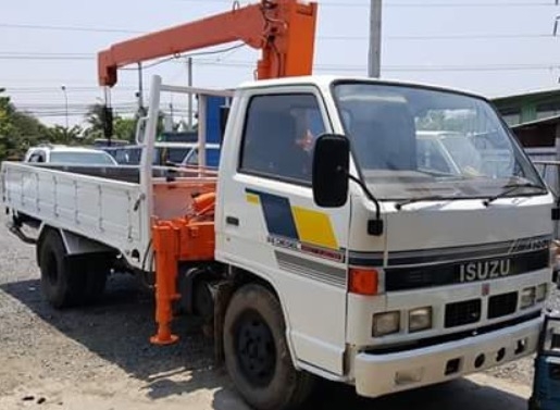 ISUZU NKR 88 HP 4BA1 รถบรรทุกหกล้อ ติดเครน TADANO 3 ตัน 2 ปลอก กระบะเหล็กคาร์โก้ความยาว 4 เมตร สภาพสวยพร้อมใช้งานได้เลยครับ เครื่องยนต์แรงดีไม่มีแตกเยิ้ม หัวเก๋งสวยๆไม่มีผุภายในเก๋งคอนโซลครบพร้อม พวงมาลัยธรรมดา เกียร์ยาว ช่วงล่างแน่นคัชซีไม่แตกไม่บวม ยางส