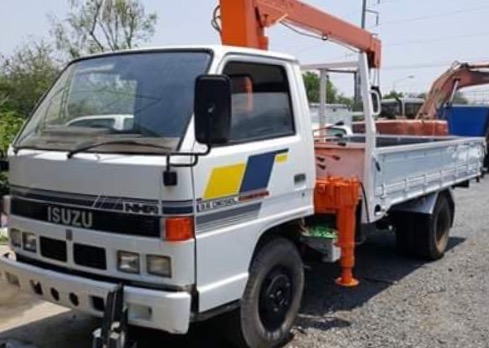 ISUZU NKR 88 HP 4BA1 รถบรรทุกหกล้อ ติดเครน TADANO 3 ตัน 2 ปลอก กระบะเหล็กคาร์โก้ความยาว 4 เมตร สภาพสวยพร้อมใช้งานได้เลยครับ เครื่องยนต์แรงดีไม่มีแตกเยิ้ม หัวเก๋งสวยๆไม่มีผุภายในเก๋งคอนโซลครบพร้อม พวงมาลัยธรรมดา เกียร์ยาว ช่วงล่างแน่นคัชซีไม่แตกไม่บวม ยางส