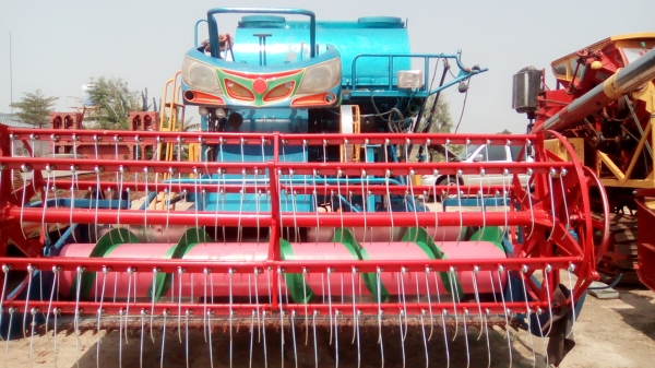 ขายรถเกี่ยวข้าวเกษตรรุ่นปลดหนี้เครื่อง195เทอร์โบว์ราคา750000บาทครับโทร0862465934