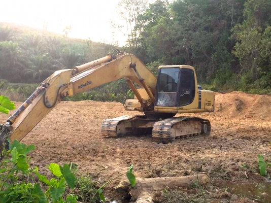 รถแบคโฮ  KOMSTSU  PC 200 - 6E.   สนใจติดต่อ  081 - 6079515