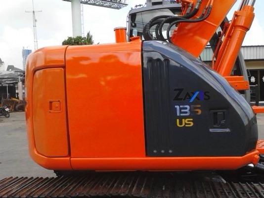 HITACHI รุ่น ZX 135 US มีลายกระแทก HITACHI รุ่น ZX 135 US มีลายกระแทก