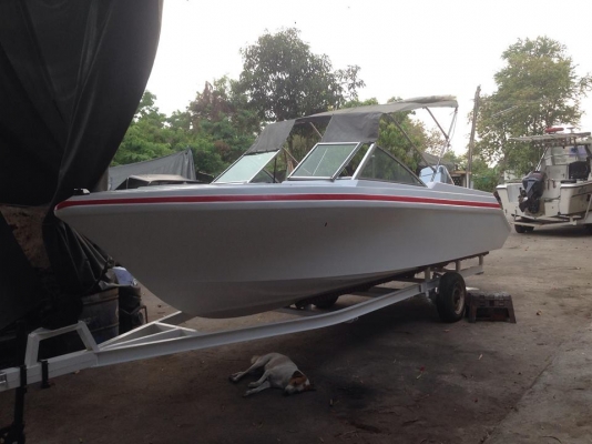 ขายเรือ22ฟุต เครื่อง200แรง ใช้งานน้อยพร้อมเทเลอร์ เป็นเรือตำรวจน้ำมาก่อนครับ ทำสีเรียบร้อยลงน้ำได้เลย ถังน้ำมันสแตนเลส ขาย 220000 บาทครับ