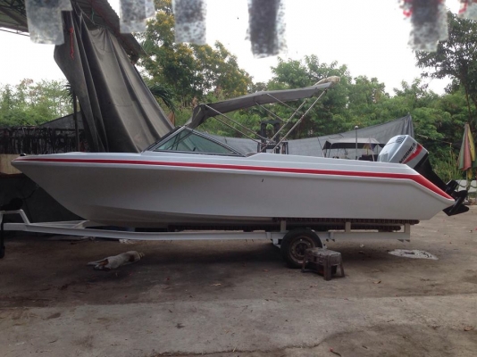 ขายเรือ22ฟุต เครื่อง200แรง ใช้งานน้อยพร้อมเทเลอร์ เป็นเรือตำรวจน้ำมาก่อนครับ ทำสีเรียบร้อยลงน้ำได้เลย ถังน้ำมันสแตนเลส ขาย 220000 บาทครับ