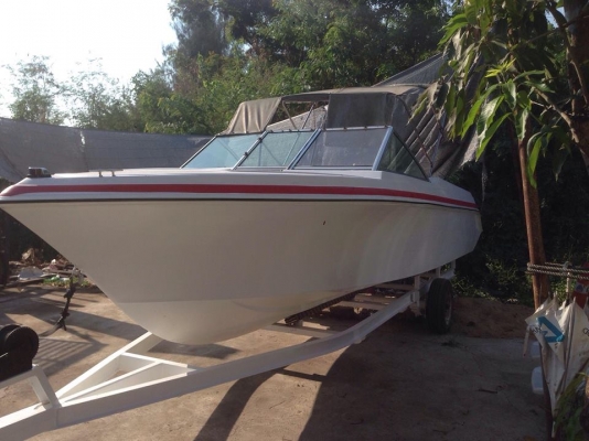 ขายเรือ22ฟุต เครื่อง200แรง ใช้งานน้อยพร้อมเทเลอร์ เป็นเรือตำรวจน้ำมาก่อนครับ ทำสีเรียบร้อยลงน้ำได้เลย ถังน้ำมันสแตนเลส ขาย 220000 บาทครับ