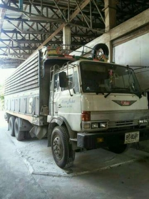 รถห้าง  ปี 30  เครื่อง 168 แรง  เพลาเดียว    ราคา 390,000 บาท