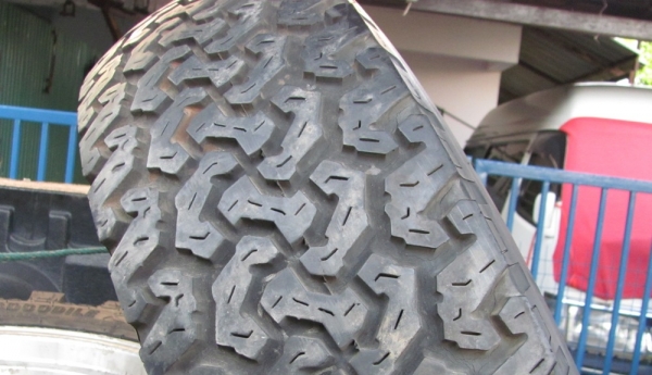 ขายยาง BF 31-10.5-15 ไม่มีปะ ดอกหนาๆราคา1,000 เดียว