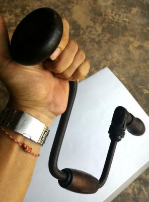 สว่านมือโบราณ อายุอานามไม่ต้องพูดถึงเยอะครับ เนื้อไม้เนื้อโลหะทนๆ แข็งๆ ใช้งานได้ดีมีหนึ่งเดียวจ้า