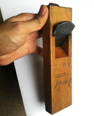 กบไสไม้เก่า งานนอก ตัวเล็กแต่น้ำหนักมากพอสมควร ยังใช้งานได้ เหล็กแข็งและคมดีมากๆ ไม้ก็สวยครับ สะสมก็ดีหายากครับ