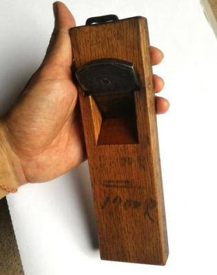 กบไสไม้เก่า งานนอก ตัวเล็กแต่น้ำหนักมากพอสมควร ยังใช้งานได้ เหล็กแข็งและคมดีมากๆ ไม้ก็สวยครับ สะสมก็ดีหายากครับ