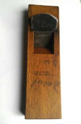 กบไสไม้เก่า งานนอก ตัวเล็กแต่น้ำหนักมากพอสมควร ยังใช้งานได้ เหล็กแข็งและคมดีมากๆ ไม้ก็สวยครับ สะสมก็ดีหายากครับ