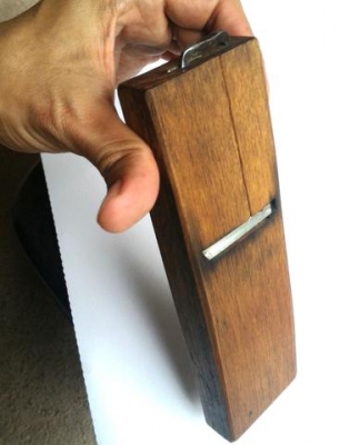 กบไสไม้เก่า งานนอก ตัวเล็กแต่น้ำหนักมากพอสมควร ยังใช้งานได้ เหล็กแข็งและคมดีมากๆ ไม้ก็สวยครับ สะสมก็ดีหายากครับ