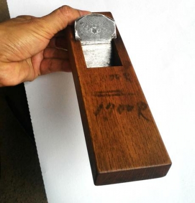 กบไสไม้เก่า งานนอก ตัวเล็กแต่น้ำหนักมากพอสมควร ยังใช้งานได้ เหล็กแข็งและคมดีมากๆ ไม้ก็สวยครับ สะสมก็ดีหายากครับ