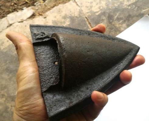 ผานไถเก่าเหล็กหล่อเดิมๆ มีตรานูน งานยุคเก่า เป็นของหายากเป็นมงคลยิ่ง มักนำไปหลวมรวมกับโลหะพิเศษชนิดอื่นเพื่อสร้างวัตถุมงคล