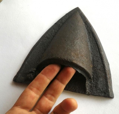 ผานไถเก่าเหล็กหล่อเดิมๆ มีตรานูน งานยุคเก่า เป็นของหายากเป็นมงคลยิ่ง มักนำไปหลวมรวมกับโลหะพิเศษชนิดอื่นเพื่อสร้างวัตถุมงคล