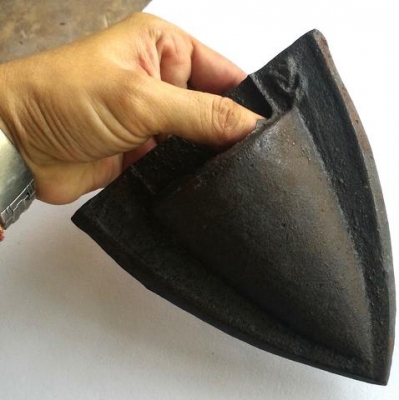 ผานไถเก่าเหล็กหล่อเดิมๆ มีตรานูน งานยุคเก่า เป็นของหายากเป็นมงคลยิ่ง มักนำไปหลวมรวมกับโลหะพิเศษชนิดอื่นเพื่อสร้างวัตถุมงคล