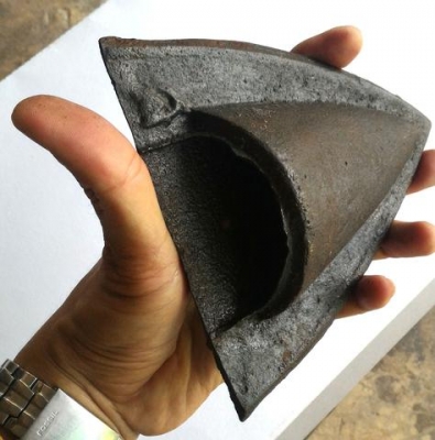 ผานไถเก่าเหล็กหล่อเดิมๆ มีตรานูน งานยุคเก่า เป็นของหายากเป็นมงคลยิ่ง มักนำไปหลวมรวมกับโลหะพิเศษชนิดอื่นเพื่อสร้างวัตถุมงคล