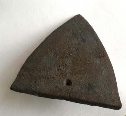 ผานไถเก่าเหล็กหล่อเดิมๆ มีตรานูน งานยุคเก่า เป็นของหายากเป็นมงคลยิ่ง มักนำไปหลวมรวมกับโลหะพิเศษชนิดอื่นเพื่อสร้างวัตถุมงคล