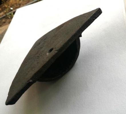 ผานไถเก่าเหล็กหล่อเดิมๆ มีตรานูน งานยุคเก่า เป็นของหายากเป็นมงคลยิ่ง มักนำไปหลวมรวมกับโลหะพิเศษชนิดอื่นเพื่อสร้างวัตถุมงคล