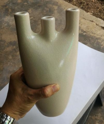 โถแจกันแปลก 3 รู เป็นกระเบื้องเซรามิกหนา มีลวดลายแตกลายงาสวยงาม ไม่ต้องหาแล้ว มารับไปแต่งห้อง แต่งร้าน โชว์สวยๆ ไม่อายใคร