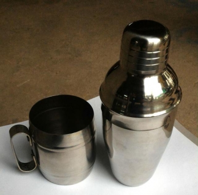 ขวดเชค..สำหรับเขย่าผสมเครื่องดื่ม มีหลายส่วนประกอบกัน ของนอกแท้สวยเก่าเก็บ ไม่เป็นสนิม