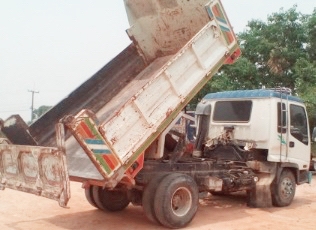 ISUZU DECA 195 HP 6HE1 หกล้อดั๊มพ์ กระบะดั๊มพ์เหล็ก 6 ตันความยาว 3.60 เมตรพร้อมบรรทุกพร้อมใช้งานได้เลยครับ เครื่องยนต์แน่นดีแรงดีสุดๆ ภายในห้องเก๋งคอนโซลสวยครบ พวงมาลัยเพาเวอร์ แอร์เย็น ระบบเบรคทริ๊ปฟี้ครบครัน ช่วงล่างอย่างแน่นคัชซีสวยไม่มีแตกไม่มีแอ่น ยา