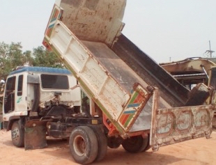 ISUZU DECA 195 HP 6HE1 หกล้อดั๊มพ์ กระบะดั๊มพ์เหล็ก 6 ตันความยาว 3.60 เมตรพร้อมบรรทุกพร้อมใช้งานได้เลยครับ เครื่องยนต์แน่นดีแรงดีสุดๆ ภายในห้องเก๋งคอนโซลสวยครบ พวงมาลัยเพาเวอร์ แอร์เย็น ระบบเบรคทริ๊ปฟี้ครบครัน ช่วงล่างอย่างแน่นคัชซีสวยไม่มีแตกไม่มีแอ่น ยา