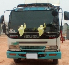 ISUZU DECA 195 HP 6HE1 หกล้อดั๊มพ์ กระบะดั๊มพ์เหล็ก 6 ตันความยาว 3.60 เมตรพร้อมบรรทุกพร้อมใช้งานได้เลยครับ เครื่องยนต์แน่นดีแรงดีสุดๆ ภายในห้องเก๋งคอนโซลสวยครบ พวงมาลัยเพาเวอร์ แอร์เย็น ระบบเบรคทริ๊ปฟี้ครบครัน ช่วงล่างอย่างแน่นคัชซีสวยไม่มีแตกไม่มีแอ่น ยา