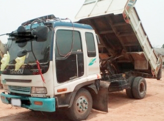 ISUZU DECA 195 HP 6HE1 หกล้อดั๊มพ์ กระบะดั๊มพ์เหล็ก 6 ตันความยาว 3.60 เมตรพร้อมบรรทุกพร้อมใช้งานได้เลยครับ เครื่องยนต์แน่นดีแรงดีสุดๆ ภายในห้องเก๋งคอนโซลสวยครบ พวงมาลัยเพาเวอร์ แอร์เย็น ระบบเบรคทริ๊ปฟี้ครบครัน ช่วงล่างอย่างแน่นคัชซีสวยไม่มีแตกไม่มีแอ่น ยา