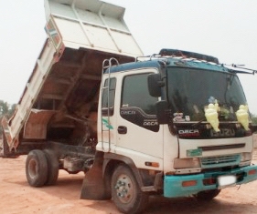 ISUZU DECA 195 HP 6HE1 หกล้อดั๊มพ์ กระบะดั๊มพ์เหล็ก 6 ตันความยาว 3.60 เมตรพร้อมบรรทุกพร้อมใช้งานได้เลยครับ เครื่องยนต์แน่นดีแรงดีสุดๆ ภายในห้องเก๋งคอนโซลสวยครบ พวงมาลัยเพาเวอร์ แอร์เย็น ระบบเบรคทริ๊ปฟี้ครบครัน ช่วงล่างอย่างแน่นคัชซีสวยไม่มีแตกไม่มีแอ่น ยา