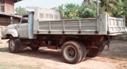 ISUZU TX 165 HP 6BD1 รถหัวยาวหกล้อดั๊มพ์ กระบะดั๊มพ์เหล็ก 6 ตันความยาว 3.80 เมตรรถพร้อมใช้งานบรรทุกหนักได้เลยไม่มีปัญหาครับ เครื่องแรงดีไม่มีเยิ้ม หัวเก๋งประตูเหล็กสภาพดีไม่ผุคอนโซลยังอยู่ครบ พวงมาลัยเพาเวอร์ ขับง่ายคล่องตัวดี ช่วงล่างเฟืองท้ายใหญ่ของมิตซ