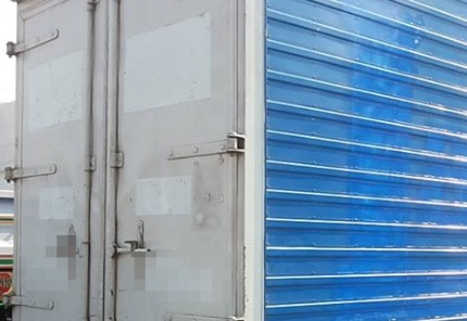 ขายด่วน ตู้แห้ง 3 บาน สภาพดีมากครับพร้อมนำไปติดตั้งกับรถบรรทุกหกล้อพร้อมใช้งานได้เลยไม่มีแตกไม่มีที่ผุเลย ความยาว 4.60 เมตร กว้าง 2.10 เมตร สูง 1.80 เมตรครับ ราคาต่อรองได้ครับ