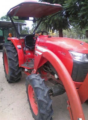 KUBOTA L4708 - 2 เพลา รถทำงาน 1,672 ชม. สภาพดีพร้อมใช้งานได้เลยครับ อุปกรณ์ครบพร้อม มีใบดันหน้า ผานพรวนดิน 6 ติดตั้งพร้อมใช้งาน เครื่องยนต์กำลังแรงดีไม่แตกเยิ้ม ระบบเกียร์เดินหน้าถอยหลังใช้งานได้ดีปกติ หางยกได้ดีไม่มีปัญหาครับ ช่วงล่างยางสภาพดี 4 เส้นประม