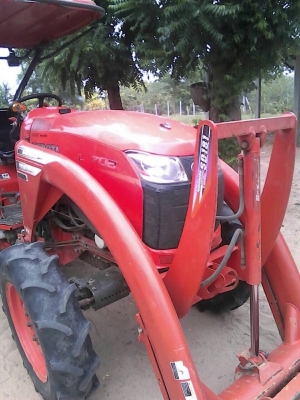 KUBOTA L4708 - 2 เพลา รถทำงาน 1,672 ชม. สภาพดีพร้อมใช้งานได้เลยครับ อุปกรณ์ครบพร้อม มีใบดันหน้า ผานพรวนดิน 6 ติดตั้งพร้อมใช้งาน เครื่องยนต์กำลังแรงดีไม่แตกเยิ้ม ระบบเกียร์เดินหน้าถอยหลังใช้งานได้ดีปกติ หางยกได้ดีไม่มีปัญหาครับ ช่วงล่างยางสภาพดี 4 เส้นประม