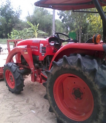 KUBOTA L4708 - 2 เพลา รถทำงาน 1,672 ชม. สภาพดีพร้อมใช้งานได้เลยครับ อุปกรณ์ครบพร้อม มีใบดันหน้า ผานพรวนดิน 6 ติดตั้งพร้อมใช้งาน เครื่องยนต์กำลังแรงดีไม่แตกเยิ้ม ระบบเกียร์เดินหน้าถอยหลังใช้งานได้ดีปกติ หางยกได้ดีไม่มีปัญหาครับ ช่วงล่างยางสภาพดี 4 เส้นประม