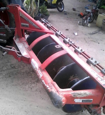 KUBOTA L4708 - 2 เพลา รถทำงาน 1,672 ชม. สภาพดีพร้อมใช้งานได้เลยครับ อุปกรณ์ครบพร้อม มีใบดันหน้า ผานพรวนดิน 6 ติดตั้งพร้อมใช้งาน เครื่องยนต์กำลังแรงดีไม่แตกเยิ้ม ระบบเกียร์เดินหน้าถอยหลังใช้งานได้ดีปกติ หางยกได้ดีไม่มีปัญหาครับ ช่วงล่างยางสภาพดี 4 เส้นประม