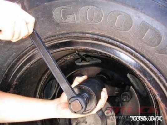 ขาย ชุดบล็อคขันล้อสำหรับรถบรรทุก 6-10 ล้อ ไม่ต้องต่อแป๊ปโหนหลายคน 091-282-2084