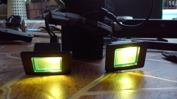 ไฟแผงประตู ของรถTOYOTA สีเขียว พร้อมหลอดไฟ