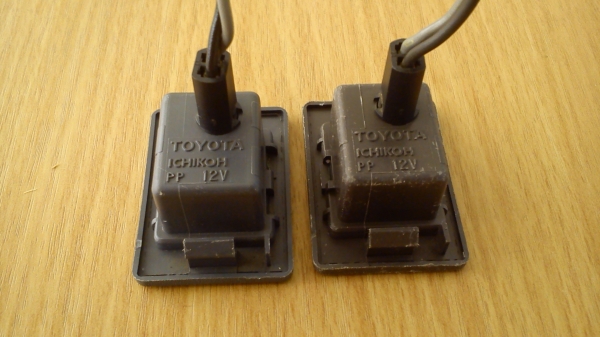 ไฟแผงประตู ของรถTOYOTA สีเขียว พร้อมหลอดไฟ