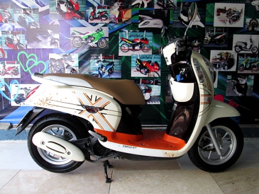 scoopy i สีขาวม่วง ลายใหม่ล่าสุดโฉมปัจจุบัญ ล้อแมกซ์ ตัวท๊อปสุด แถม 3 รายการ scoopy i สีขาวม่วง ลายใหม่ล่าสุดโฉมปัจจุบัญ ล้อแมกซ์ ตัวท๊อปสุด แถม 3 รายการ