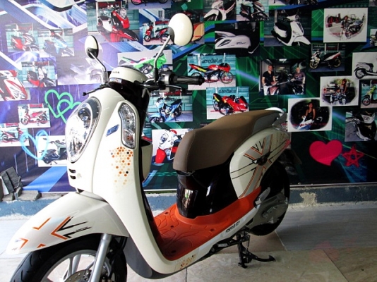 scoopy i สีขาวม่วง ลายใหม่ล่าสุดโฉมปัจจุบัญ ล้อแมกซ์ ตัวท๊อปสุด แถม 3 รายการ scoopy i สีขาวม่วง ลายใหม่ล่าสุดโฉมปัจจุบัญ ล้อแมกซ์ ตัวท๊อปสุด แถม 3 รายการ