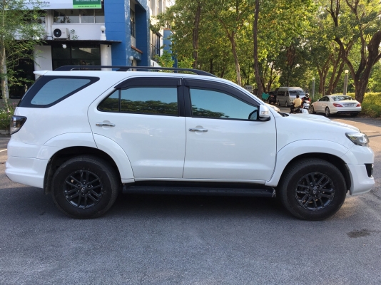 toyota fortuner 2.5 v ปี 2015 สีขาว รถมือเดียวออฟชั่นครบ ไมล์ 35xxx toyota fortuner 2.5 v ปี 2015 สีขาว รถมือเดียวออฟชั่นครบ ไมล์ 35xxx