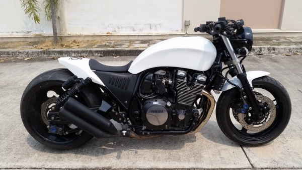 ขายYAMAHA XJR1300 แต่งพร้อมทะเบียนแท้