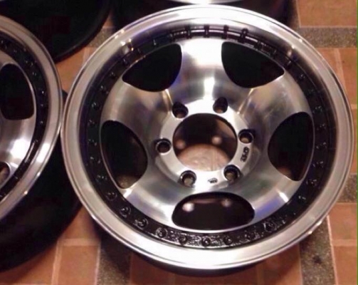 ล้อ off road ขอบ15 สภาพสวย ไม่มีซ่อม เพิ่งเก็บสีมาใหม่เอี่ยม ราคาไม่แพง