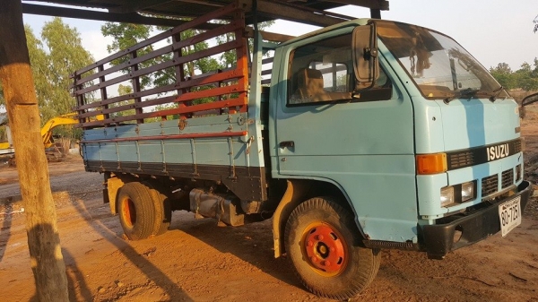 ขาย6ล้อบรรทุก อีซูซุNKR110 กระบะยาว4.30 มีคอกแผงข้างเสริม แชชซีสวย เอกสารเล่มเบียนพร้อมโอน