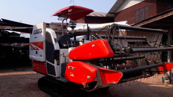 ขายรถเกี่ยวข้าวคูโบต้า  DC 70 g ปี 56  สภาพสวย  ราคา  550,000  รถพร้อมใช