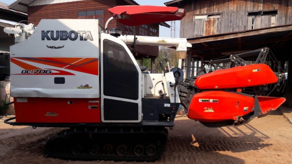 ขายรถเกี่ยวข้าวคูโบต้า  DC 70 g ปี 56  สภาพสวย  ราคา  550,000  รถพร้อมใช